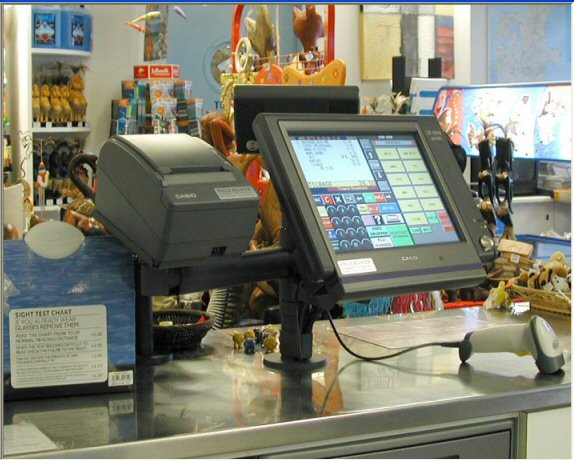 Máy tính tiền cảm ứng đặt tại quầy thu ngân cửa hàng