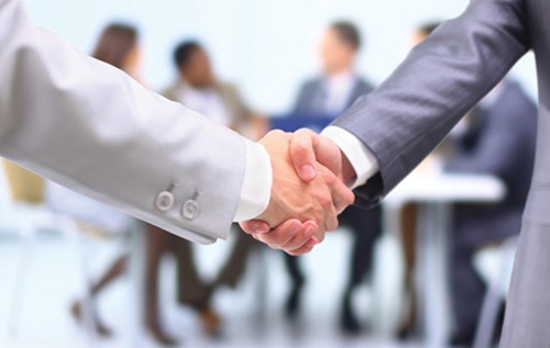 Hai người bắt tay trao đổi kinh nghiệm