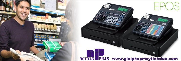 Nhân viên siêu thị làm việc bên dàn máy tính tiền EPOS